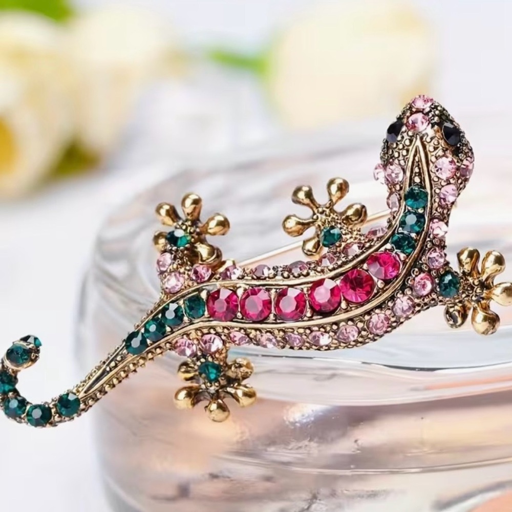 Chic Gold Lizard Brooch with Pink and Green Accents - Picture 3 of 5